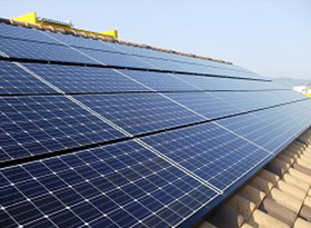 シンプルで日当たりのよいアパートの屋根は、太陽光発電に最適